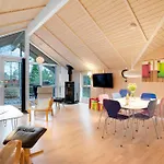 Stunning In With 3 Bedrooms And Wifi 펜션 Rønde